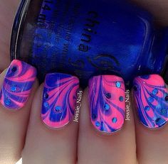 Simply make flower patterns using blue and pink polishes in water marble nail art design and add blue beads on top for effect. Henna Motive, Peacock Nail Art, Peacock Nails, Water Marble Nail Art, Water Marble Nails, Hot Pink Nails, Marble Nail Art, Pink Nail Art, Blue Nail