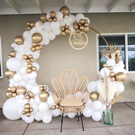 1st Holy Communion Decorations, 1st Holy Communion Party Ideas, First Communion Balloons, First Communion Centerpieces Girl, Communion Balloon Centerpieces, Communion Backdrop Ideas, Confirmation Balloons, First Communion Table Decorations, Boys First Communion Party Decoration