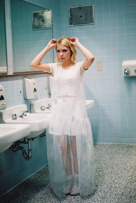 Slim Aaron, Tavi Gevinson, Viviane Sassen, Petra Collins, Soft Grunge, How To Pose, Look Cool, Editorial Fashion, Miu Miu