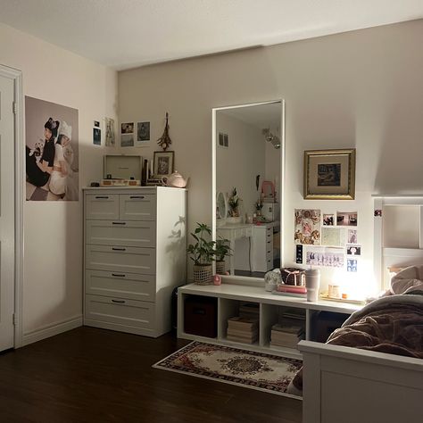 #bedroomideas #coquette #kpopbedroom #kpoproom #cozyroom #itgirlaesthetic Cozy Small Room Ideas, Black Coquette Room, New York Bedroom Aesthetic, New Jeans Room, Dark Coquette Bedroom, K Pop Room Ideas, Vanity Room Ideas, Dark Coquette Room, Room Diys