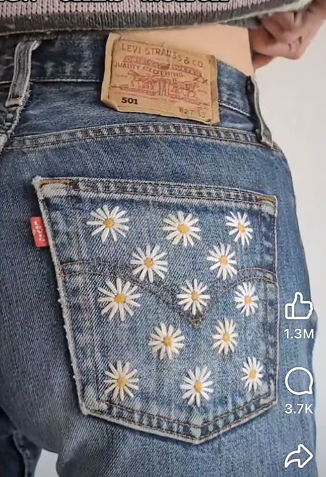 Jean Pocket Embroidery Simple, Jeans Bordado, Brocade Blouse Designs, Penny Rug Patterns, Clothes Embroidery Diy, Learning To Embroider, Denim Embroidery, Brocade Blouse, Penny Rug