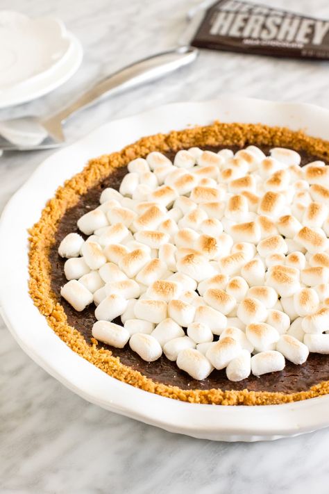 Everything you love about your favorite campfire treat, but in a delicious homemade pie! With a creamy chocolate filling, a graham cracker crust and gooey marshmallows on top - this s'mores pie is impossible to resist. Gram Cracker Crust Desserts, Gram Cracker, Pie With Graham Cracker Crust, British Cake, Smores Pie, Chocolate Cream Pie, Cracker Crust, Chocolate Filling, Delicious Pies