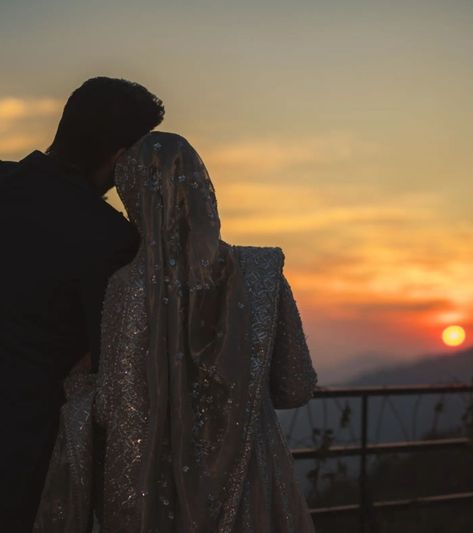 Desi Couple Wedding Photoshoot, Couple Nikkah Pics, Nikkah Pictures Photo Ideas, Nikkah Shoot Poses, Nikkah Aesthetic Couple, Desi Wedding Photoshoot, Pakistani Wedding Photoshoot, Nikkah Photoshoot Ideas, Nikaah Aesthetics