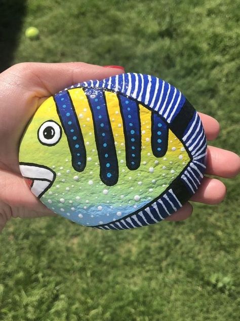 Painted Rock Fish, Turtle Painted Rocks, Rock Fish, Painted Rock Animals, Art Pierre, Stone Art Painting, Happy Stones, Painted Rocks Kids, Painted Rocks Craft