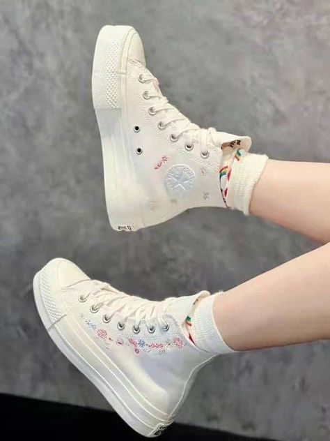 Converse Shoes Aesthetic, Embroidered Converse High Tops, Floral Embroidery Shoes, Embroidered Shoes Converse, Luxurious Shoes, White Converse Shoes, Tenis Converse, Formal Ideas, Elizabeth 2