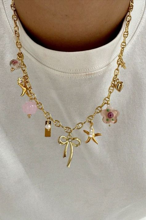 Charm Necklace Diy, Preppy Jewelry, Jewelry Accessories Ideas, Dope Jewelry, Jewelry Essentials, Flower Pendant Necklace, Jewelry Lookbook, Stacked Jewelry, Girly Jewelry