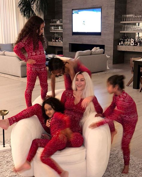 Kim Kardashian Poses, Kardashian Christmas Card, Kardashian Christmas, Kim Kardashian And North, Kily Jenner, Jenner Kids, Dream Kardashian, Chicago West, Taytum And Oakley