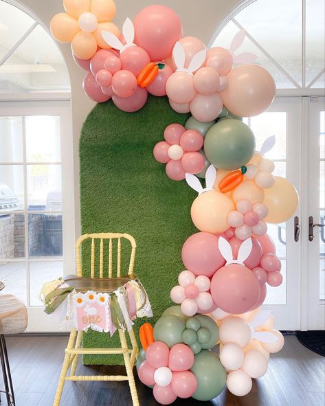 Bunny Theme Centerpieces, Some Bunny Is One Balloon Arch, Easter Bunny Photoshoot, Easter Balloon Decor, Bunny Birthday Theme, Easter Decoration Ideas, Easter Birthday Party, First Birthday Balloons, Deco Ballon