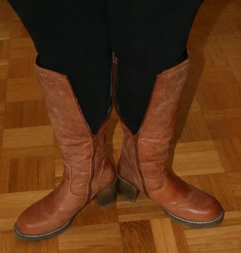 Where to find and what kind of boots to look for for large calves Extended Calf Boots, Fat Calves, Naturalizer Boots, Thick Calves, Big Calves, Girls Problems, Hunter Rain Boots, Comfy Clothes, Tights And Boots