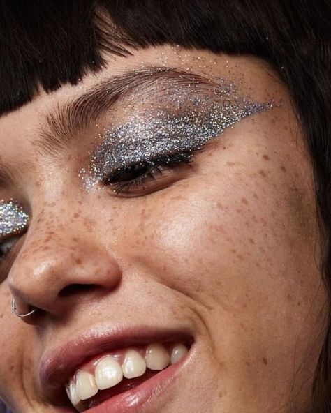 New Years Eve Makeup Ideas You Have To Try Glitter Carnaval, Editorial Make-up, Men Makeup, Silver Eye Makeup, New Years Eve Makeup, Party Eyes, Glitter Liner, Make Up Inspiration, Beauty Make-up