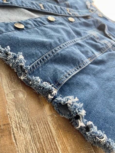 How to Fray your Jean Jacket ⋆ A Two Drink Minimum Distressing Jean Jacket Diy, Diy Distress Jean Jacket, Fray Denim Diy, Diy Fringe Denim Jacket, Best Jean Jackets For Women, How To Fray Denim, How To Distress Denim Jacket, How To Distress Jean Jacket, Denim Jacket Makeover