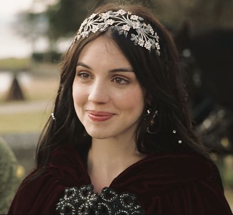 Adelaide kane as mary stuart in season 1 episode 1 of the tv show reign Queen Mary Reign, Marie Stuart, Reign Mary, Reign Fashion, Queen Aesthetic, Royalty Aesthetic, Mary Stuart, Adelaide Kane, Mary Queen Of Scots