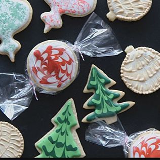 Martha's Favorite Royal Icing Martha Stewart Spritz Cookies, Martha Stewart Recipes Cookies, Royal Icing For Sugar Cookies, Martha Stewart Sugar Cookies, Martha Stewart Cookies, Roll Out Sugar Cookies, Martha Stewart Holiday, Holiday Decorating Ideas, Holiday Sugar Cookies