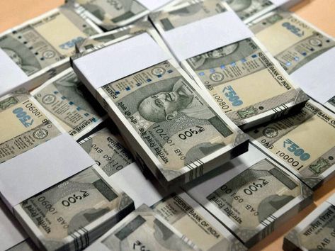 New currency notes of Rs 500 which is ready to float, at State Bank of India head office in New Delhi Indian Rupees, Money Control, Swiss Bank, Currency Note, Fake Money, Cash Loans, Money Magnet, Personal Loans, Us Dollars