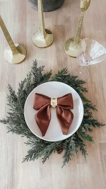 Jen Alvarez • Home Decor on Instagram: "How to make a bow napkin 🤎 comment “BOW” to get the link to shop this post straight to your inbox. This bow adds the cutest touch to a holiday table and is so easy to do ✨ save for later! link in bio to shop on my @shop.ltk / https://liketk.it/4qK2y #ltkhome #ltkholiday #ltkunder25 #amazonhome #amazonfinds #holidaytablescape #christmastable #foldinghacks #napkinfolding #napkinbow #bow #christmasdecor #christmastime #neutralchristmas" Bow Napkin, Christmas Napkin Folding, Biscuit Decoration, Pretty Table Settings, Thanksgiving Napkins, Xmas Dinner, Make A Bow, Party Table Settings, Holiday Tablescapes