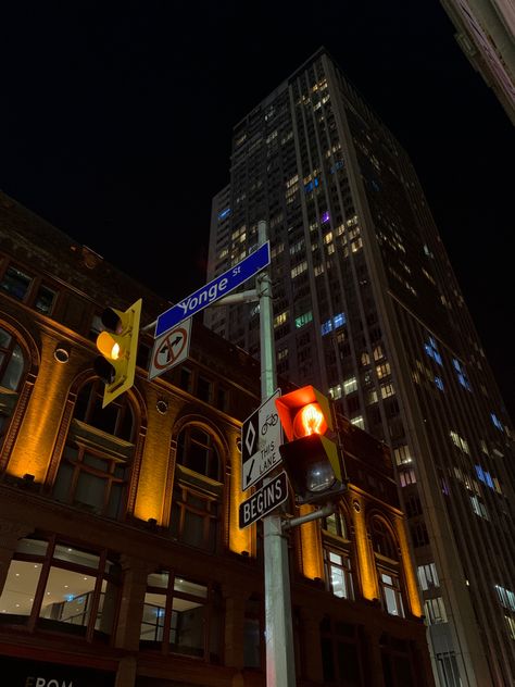 Minimal but amazing picture of Toronto by night, the lights, the truffic light, just perfect. Tim Hortons, City Wallpaper, City Life, City Lights, Cool Pictures, Toronto, New York, Collage, Lighting