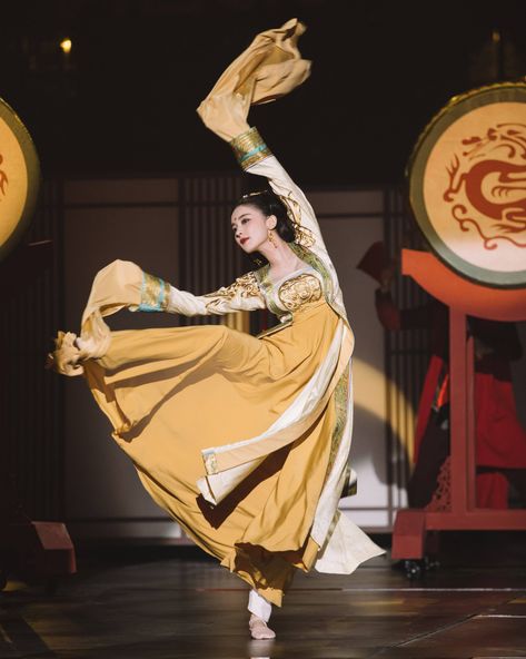 Traditional Vietnamese Clothing, Chinese Empress, Ballerina Poses, Dancing Pose, Chinese Dance, Dancer Pose, Fan Dance, Chinese Opera, Human Poses Reference