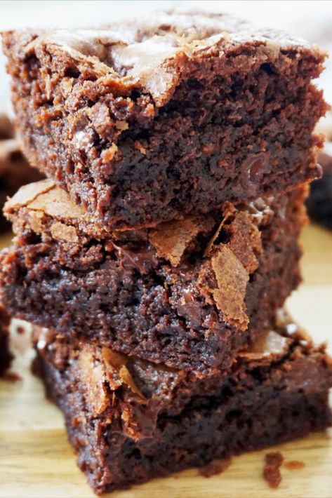 These chewy, rich and fudgy homemade chocolate chunk brownies will satisfy all your chocolate cravings! The top is perfectly crackly, the centre is super moist and fudgy with chunks of melted chocolate throughout every piece. Chunky Brownies, Chocolate Chunk Brownies, Moist Brownies, Chewy Brownies, Chocolate Chunk, Bar Cookies, Melted Chocolate, Gourmet Chocolate, Chocolate Craving