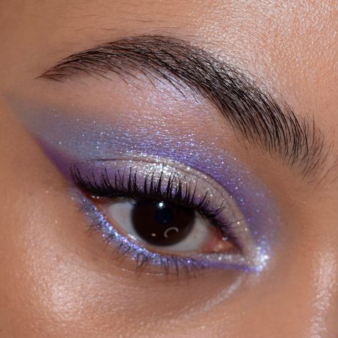 Lilac And Gold Eye Makeup, Blue White Eyeshadow, Butterfly Eye Shadow, Festival Outfits Purple, Fun Purple Eye Makeup, Eye Shadow Purple, Pink And Teal Eyeshadow, Purple Inspired Makeup, Silver And Purple Eye Makeup