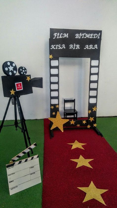 Hollywood Crafts For Kids, Preschool Graduation Theme, Deco Cinema, Bollywood Theme Party, Camera Crafts, Bollywood Theme, Graduation Crafts, Hollywood Party Theme, Movie Themed Party