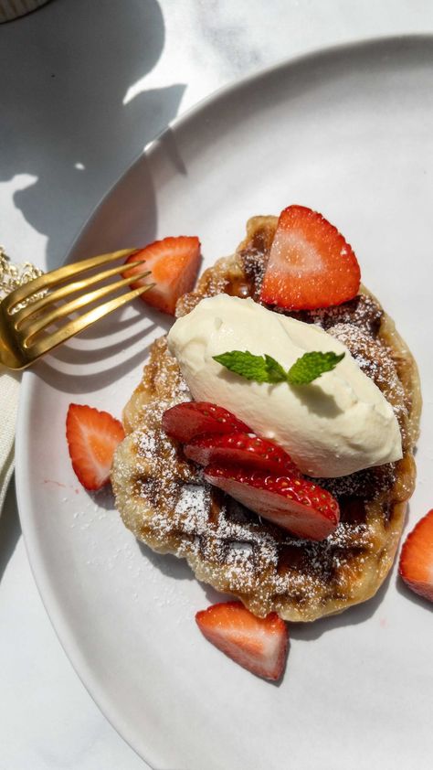 the_sweetnsalty on Instagram: 🍓Easy Strawberry Croffle 🍓 ⠀⠀⠀⠀⠀⠀⠀⠀⠀⠀ Ingredients (serves 1) 1 ready to bake croissant (let it sit on the counter for 30 minutes prior to… Strawberry Croffle, Bake Croissant, Mint Leaf, Mascarpone Cheese, Easy Strawberry, Waffle Maker, Snack Cake, Confectioners Sugar, Chow Chow