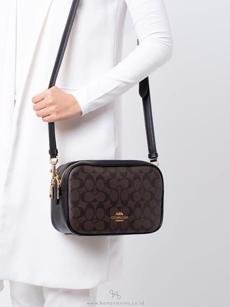 Coach Crossbody Bag Outfit, Coach Sling Bags Women, Coach Sling Bag, Crossbody Bag Outfit, Cute Laptop Bags, Designer Purses And Handbags, Side Purses, Trendy Purses, Daily Bag