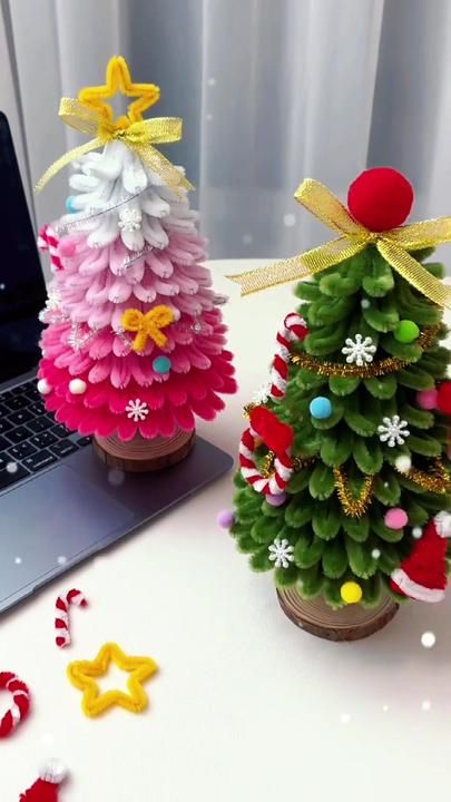 Handcraft on TikTok Pipe Cleaner Poinsettia, How To Make Mini Christmas Trees, Pipe Cleaner Crafts For Kids Christmas, Pipe Cleaner Christmas Tree Diy, Pip Cleaner Christmas Tree, Christmas Tree Pipe Cleaner Craft, Diy Mini Ornaments, Diy Mini Christmas Tree Ideas, Mini Pipe Cleaner Christmas Tree