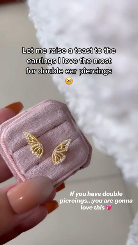 Double Piercing Earrings Aesthetic, Ear Piercing Videos Cartilage, Pearsings Ear Ideas, Double Ear Piercing Ideas Aesthetic, Multiple Ear Piercings Aesthetic, Double Piercing Earrings Ideas, Double Lobe Piercing Ideas, Double Ear Piercing Ideas, Ear Piercings Video