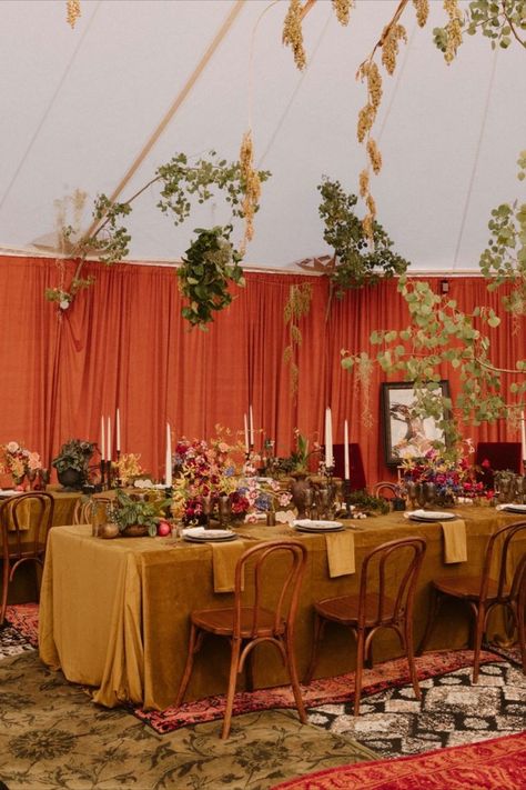 Boho-glam reception with rich color palette, vintage rugs, mustard linens, and lush floral arrangements for an eclectic and stylish celebration. Glam Wedding Reception, Vintage Eclectic Wedding, Boho Glam Wedding, Rustic Bride, Neutral Wedding Colors, Wedding Reception Design, Luxury Wedding Decor, Eclectic Wedding, Vogue Wedding