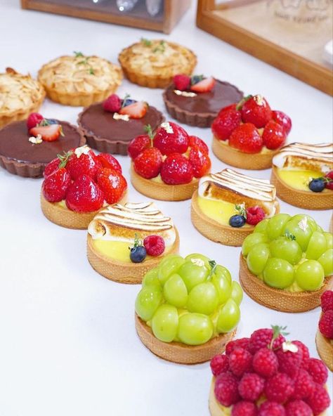 Dessert Tarts Mini, Pastries Recipes Dessert, Holiday Desserts Christmas, Patisserie Fine, Brunch Cafe, Cake Cafe, Tart Dessert, Mini Tart, Easy Food Art