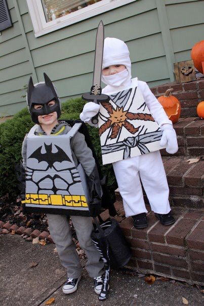 Homemade Halloween Costumes. Lego Batman & Lego Ninjago #lego #ninja #ninjago #batman #costume #halloween Batman Costume Halloween, Lego Batman Costume, Lego Costume Diy, Lego Halloween Costumes, Boys Halloween Costumes Diy, Diy Costumes Kids Boys, Sibling Halloween Costumes, Lego Costume, Lego Halloween