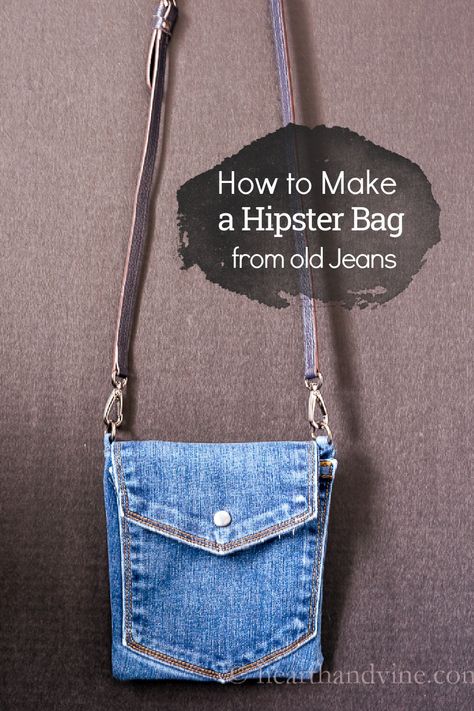 Learn how to turn your old jeans into a cute crossbody bag. Denim Crossbody Bag Diy, Things To Do With Old Jeans, Diy Crossbody Bag, Jeans Bag Diy, Jeans Projects, Crossbody Bag Tutorial, Återvinna Jeans, Diy Old Jeans, Diy Bags Jeans