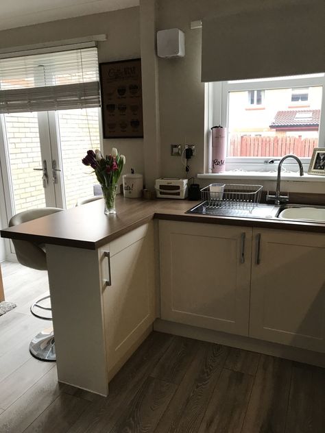 Small Kitchen Breakfast Bar, Realistic Farmhouse, Small Kitchen Design Layout, Small Open Kitchens, Kitchen Breakfast Bar, Dining Room Layout, Kitchen Surface, French Kitchen Decor, Open Plan Kitchen Dining