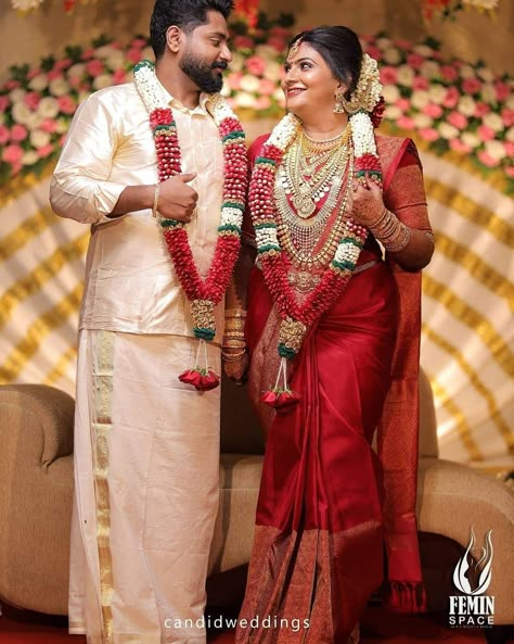 Kerala Bride And Groom Hindu, Indian Flower Garlands, Married Photos, Wedding Photo Shoot Ideas, Marriage Poses, Cartoon Wedding Invitations, Indian Wedding Garland, Photoshoot In Saree, Cartoon Wedding