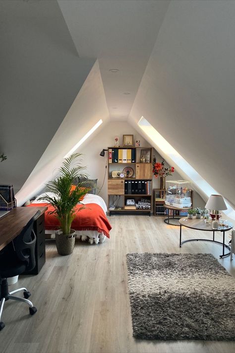 Slanted Ceiling Bedroom, Attic Bedroom Designs, Attic Bedrooms, Loft Room, Attic Bedroom, Minimalist Room, Dream Room Inspiration, Room Makeover Bedroom, Bedroom Loft