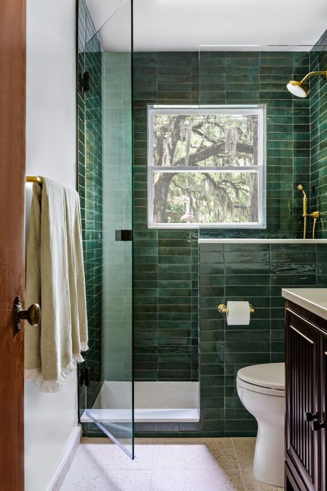 Urban Style Bathroom, Dark Green Bathrooms, Green Tile Bathroom, Small Bathroom With Shower, Downstairs Bathroom, Renovation Design, Basement Bathroom, Small Bathroom Ideas, Corner Shower