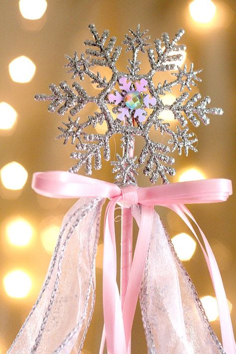 Beautiful DIY Snowflake Wands make great party favors or table decorations.  Learn how to make them with this DIY Snowflake Wands tutorial! Snow Princess Birthday Party, Diy Paper Snowflakes, Shopkins Party Decorations, Diy Snowflake, Paper Snowflakes Diy, Winter Onederland Birthday Party, Onederland Birthday Party, Snowflake Baby Shower, Winter Onederland Birthday