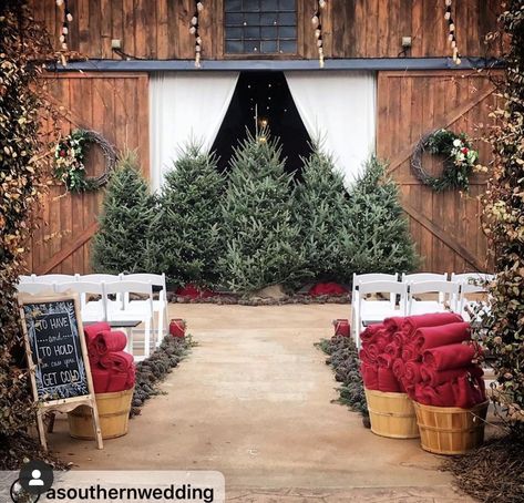 Barn Winter Wedding, Christmas Elopement, Yuletide Decorations, Christmas Wedding Ideas, Diy Winter Wedding, Christmas Wedding Inspiration, Winter Wedding Venues, Renewal Wedding, Last Minute Wedding