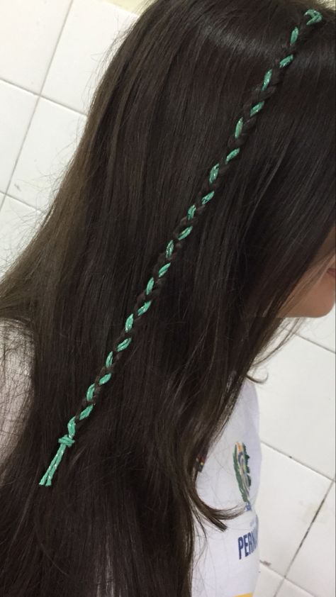 Thread In Hair Braids, Hair Braids Thread, Colorful Hair String, Summer Hair Wraps Aesthetic, Summer Hair Beads And Braids, How To Braid Thread Into Hair, Hair Wraps Thread Short Hair, Hair Braiding With Thread, Summer Hair Bead Braids