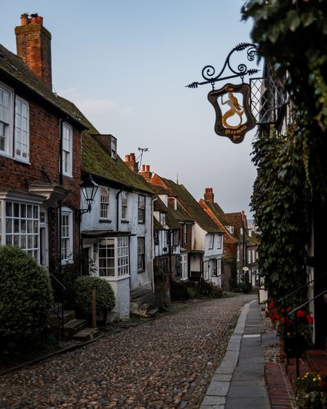 Happy Monday ☺️ Ad | Pr Stay: Situated in the picturesque medieval harbour town of Rye on the South East coast of England, you’ll find the most delightful bolthole. A 700 year old townhouse that overlooks The Landgate, one of the four original gateways to Rye. The house has been beautifully renovated, retaining much of its historic charm and character whilst blending antique with retro to create the cosiest of getaways. It’s got a really good sized garden (a rarity in Rye!) which is great f... Rye England Aesthetic, Town House Aesthetic, Old Townhouse, Rye England, Town Aesthetic, England Aesthetic, England Countryside, Places In England, Countryside Cottage