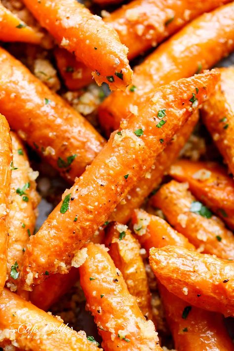 Garlic Parmesan Roasted Carrots | cafedelites.com Parmesan Roasted Carrots, Carrots In Oven, Baby Carrot Recipes, Roasted Baby Carrots, Roasted Carrots Recipe, Carrots Recipe, Baked Carrots, Steamed Green Beans, Cafe Delites