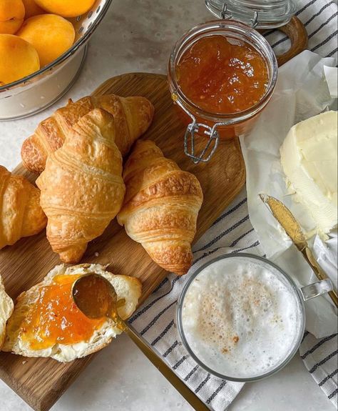 Croissant With Jam, Apricot Croissant, Jam Croissant, Aesthetic Breakfasts, Orange Croissant, Aesthetic Croissant, Jam Breakfast, Sandwich Cafe, Peach Cottage