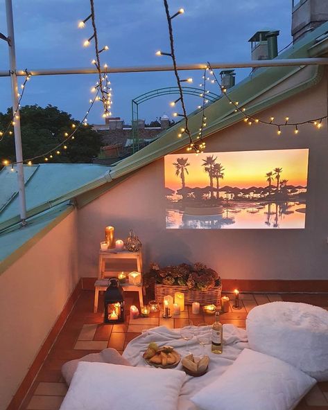 Indoor Picnic Date Romantic, Chilling At Home Aesthetic, Indoor Picnic Date, Picnic Candles, Indoor Movie Night, Best Living Room Ideas, Nights In The City, Night Picnic, At Home Dates