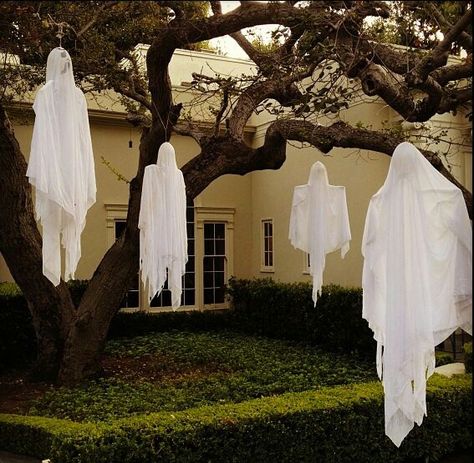 Simple but attractive! Simple Halloween House Decor Outside, Halloween Garden Decorations, Scary Halloween Decorations Outdoor, Dekorasi Halloween, Halloween Diy Outdoor, Halloween Ghost Decorations, Halloween Traditions, Adornos Halloween, Halloween Garden