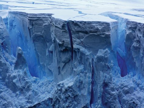 Antarctica Travel, Space Debris, Ice Sheet, Travel Facts, Plate Tectonics, Mysterious Places, Stormy Sea, Science Photos, Falling From The Sky