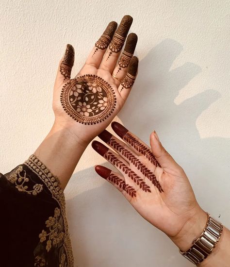 Front Hand Mehndi Design, Front Hand Mehndi, Front Mehndi Design, Simple Mehendi Designs, Hand Mehndi Design, Fashion Artist, Henna Art Designs, Rose Mehndi Designs, Very Simple Mehndi Designs