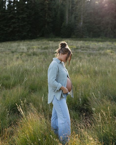 maternity photos up in the mountains 🤍 Maternity Photos Woods, Pregnancy Announcement Pics, Arizona Maternity Shoot, Maternity Field Pictures, Modest Maternity Photos, Mountain Maternity Shoot, Western Maternity Pictures, Field Maternity Photoshoot, Bump Fits