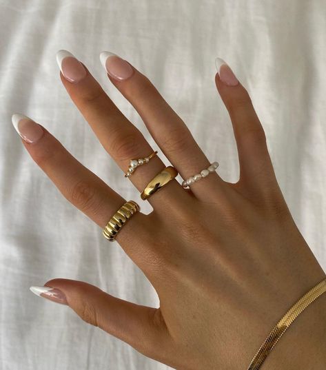 Clean Girl Rings Aesthetic, Noelle Core, Ring In Hand, Minimal Nail, Champagne Nails, Dark Purple Nails, Plum Nails, Nail Goals, Wine Nails