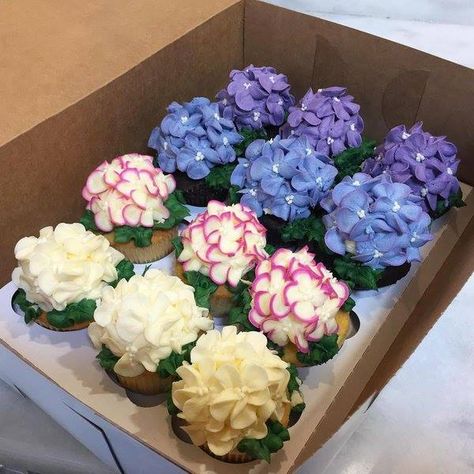 Hydrangea Cupcakes...these are the BEST Cupcake Ideas! Hydrangea Cupcakes, Frost Cupcakes, Cupcakes Design, Amazing Cupcakes, Cupcake Videos, Diy Cupcake, Diy Cupcakes, Gateaux Cake, Beautiful Cupcakes