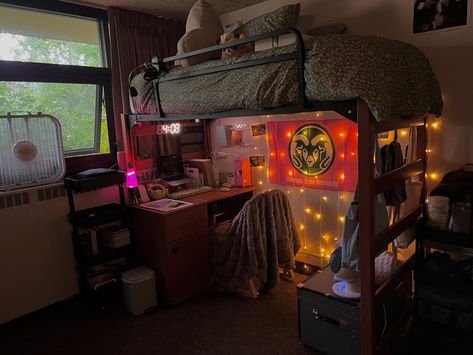 Cute dorm room/lofted bed/spacious Oregon State University Dorm, App State Dorm Room, Colorado State University Dorms, Texas State Dorm, Dark Dorm Room Aesthetic, Freshman Dorm Room, Collage Room, Luxury Dorm Room, College Dorm Room Inspiration